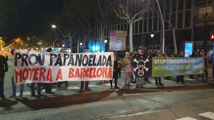 Unes 30 persones tallen la Gran Via de Barcelona contra la Papanoelada Motera segons la Urbana