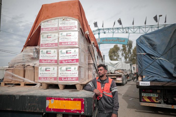 November 25, 2023: Deir al Balah, Gaza Strip, Palestine. 25 November 2023. Several trucks loaded with humanitarian relief supplies enter the border of Gaza City accompanied by UN vehicles. The entry of aid trucks into the Gaza Strip from Egypt is part o