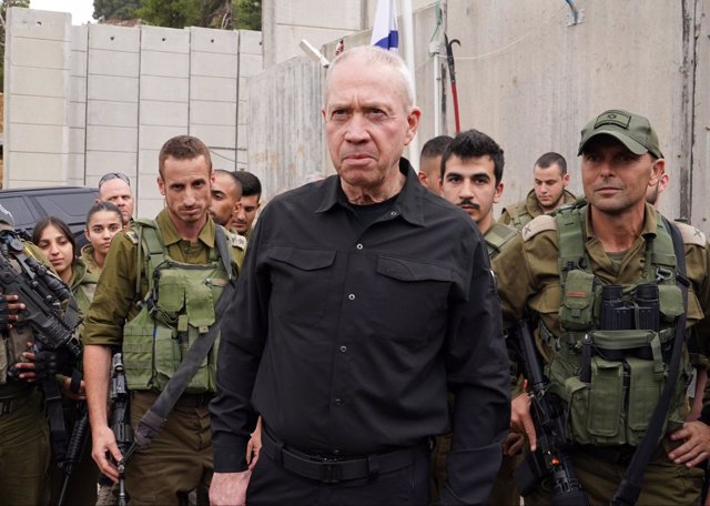 HANDOUT - 11 November 2023, Israel, Biranit: Israeli Minister of Defence Yoav Gallant (C) visits the 91st Division base at Israel's Northern Border. Photo: Ariel Hermoni/GPO/dpa