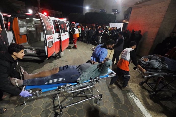 December 17, 2023, Dair El-Balah, Gaza Strip, Palestinian Territory: Palestinians injured in Israeli airstrikes arrive at El-Aqsa Medical Hospital on December 17, 2023 in Dair El-Balah, Gaza Strip