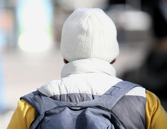 Archivo - Un hombre camina abrigado por la calle. Imagen de archivo