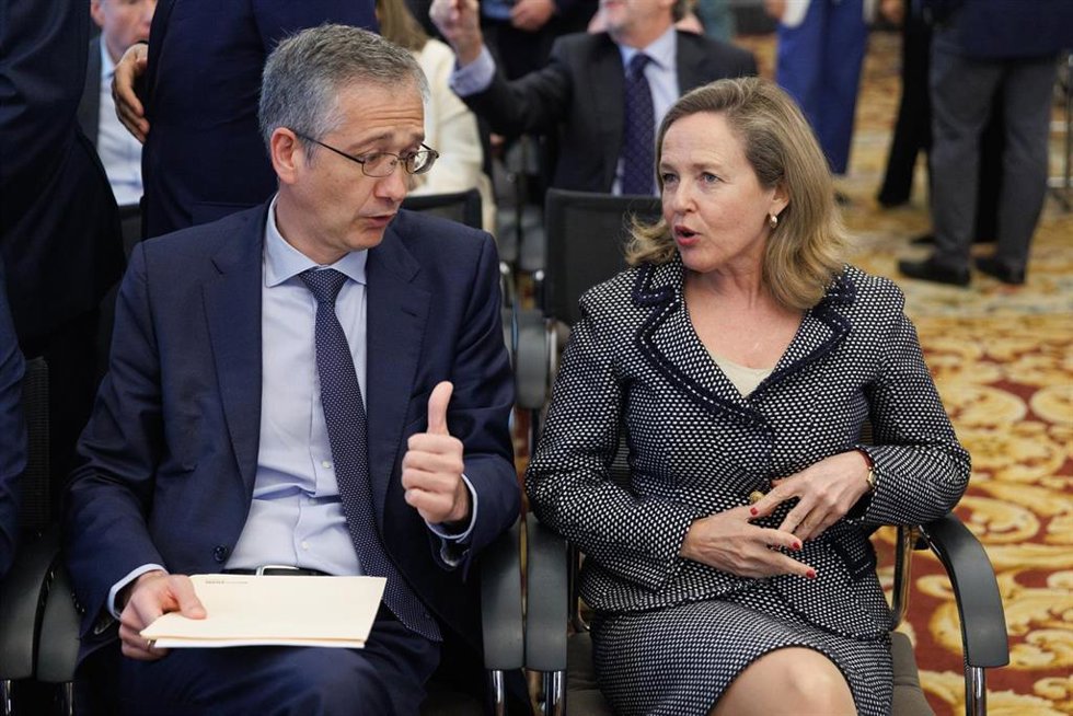 Archivo - La vicepresidenta primera y ministra de Economía, Nadia Calviño, y el gobernador del Banco de España, Pablo Hernández de Cos, en una imagen de archivo 