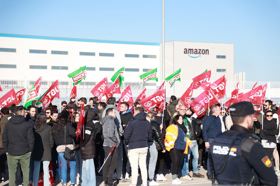 Concentración de la plantilla de Amazon en Dos Hermanas, en Sevilla