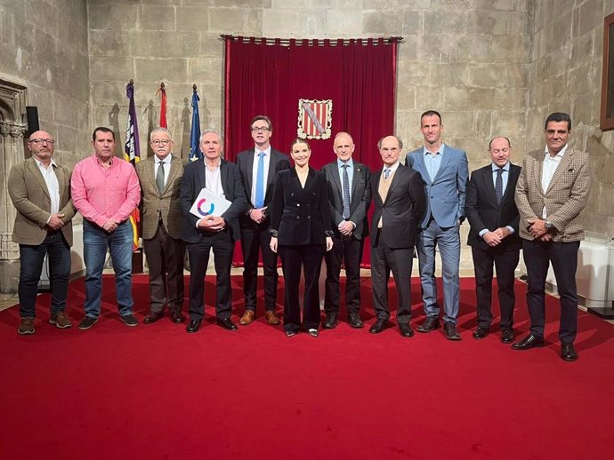 La presidenta del Govern, Marga Prohens, recibe el documento 'Illes Balears. Uniendo fuerzas para superar las dificultades' de agentes sociales y económicos, en el Consolat de Mar.