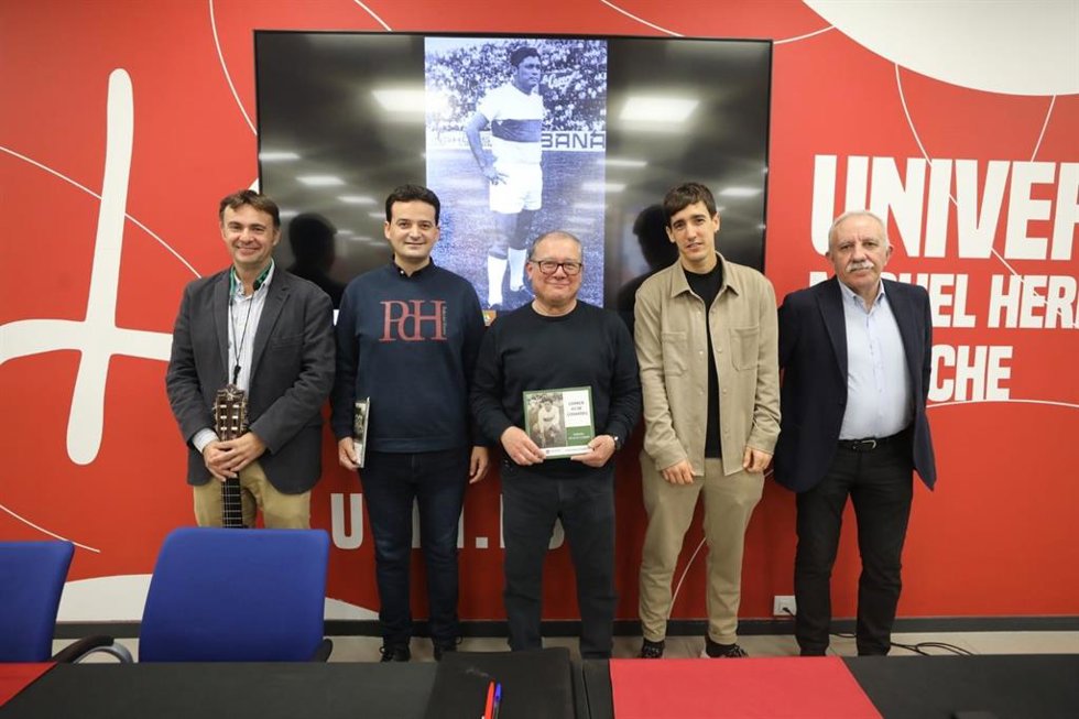 Presentación del libro 'Correr es de cobardes', la biografía de la leyenda del Elche CF Romero.