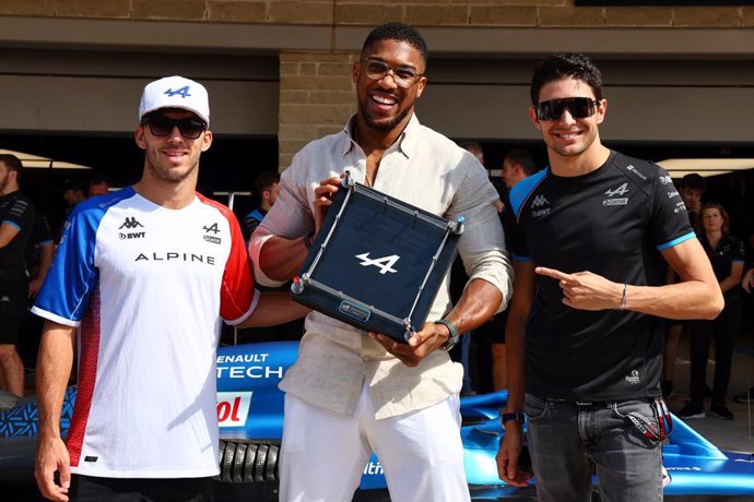 Los pilotos de Alpine Racing Ltd, Pierre Gasly y Esteban Ocon, junto al boxeador e inversor en Otro Capital Anthony Joshua