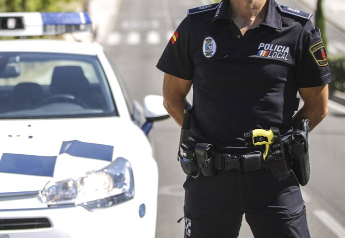 Archivo - Agente de Policía Local de Las Rozas equipado con táser