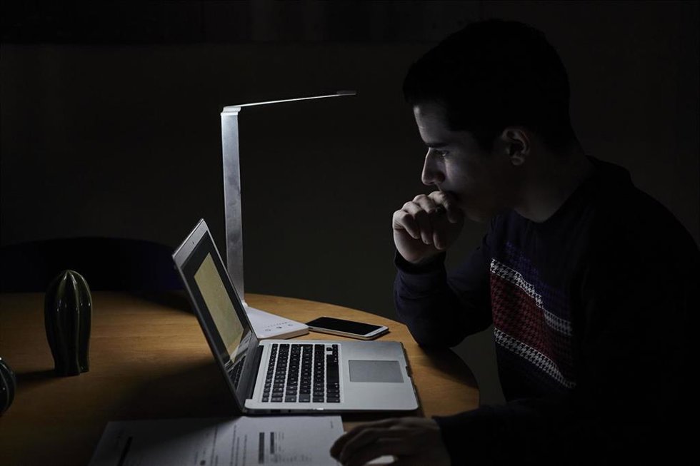 Archivo - Un estudiante utiliza el ordenador para formación online.