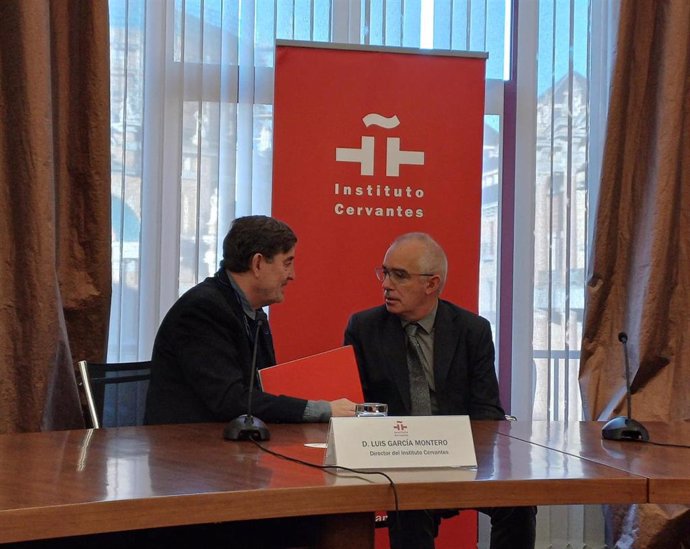 Rueda de prensa del director del Instituto Cervantes, Luis García Montero, y el director general de Acción Cultural y Normalización Lingüística del Principado, Antón García, previa a la Reunión Anual de Directores del Instituto Cervantes (Gijón).