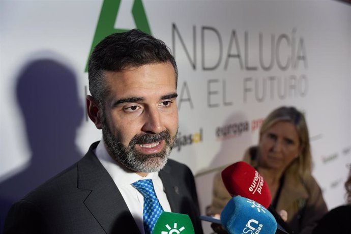 El  consejero de Sostenibilidad, Medio Ambiente y Economía Azul y portavoz del Gobierno andaluz, Ramón Fernández-Pacheco, en declaraciones a la prensa antes de su intervención en el Foro Andalucía hacia el futuro, en Sevilla