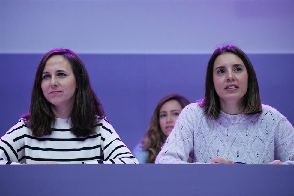 La secretaria general de Podemos, Ione Belarra (i), y la exministra de Igualdad, Irene Montero, durante el Consejo Ciudadano Estatal de Podemos, en la sede de Podemos, a 25 de noviembre de 2023, en Madrid (España).