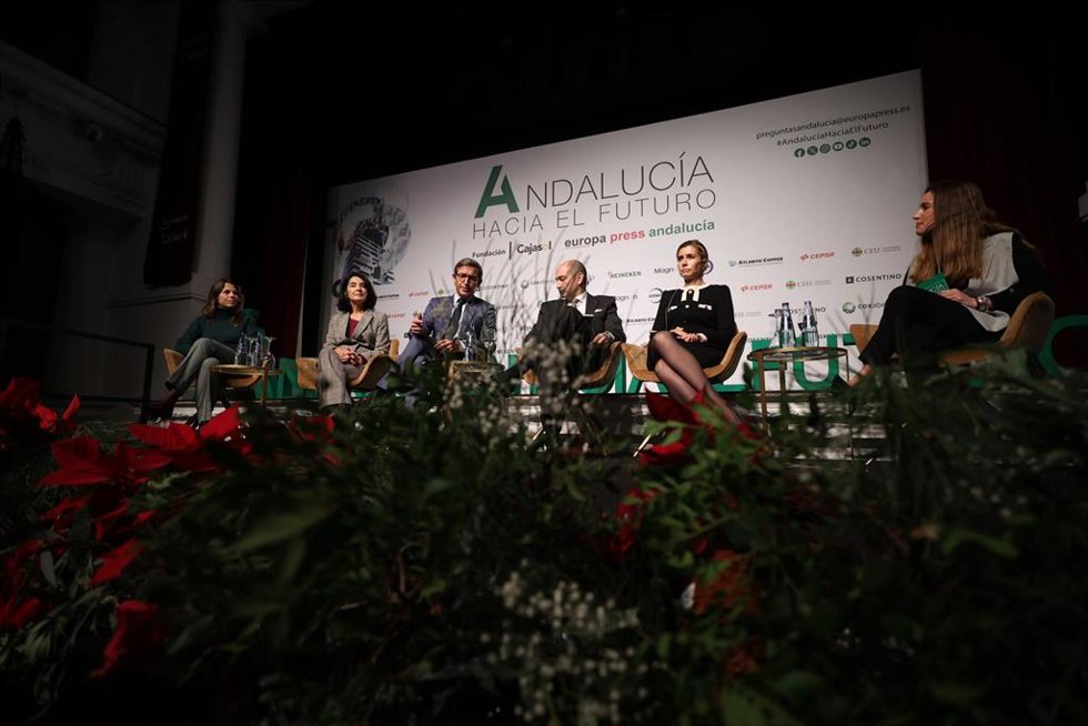 Primer panel, titulado 'Transición ecológica y nuevo modelo energético', donde participa el  consejero de Industria, Energía y Minas, Jorge Paradela (3i), junto a la responsable de Protección Ambiental de Cepsa, Marien Benavente (1i); la consejera de ED