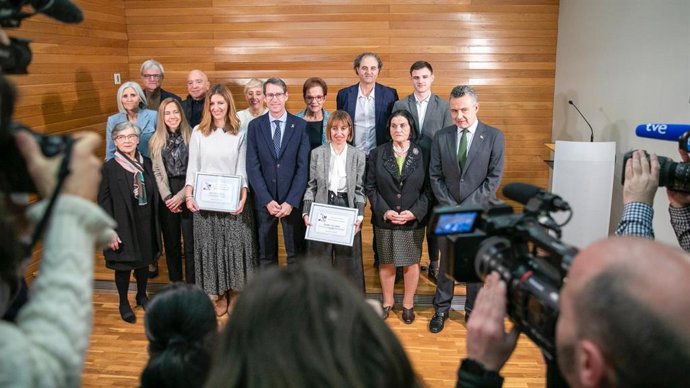 La ganadora del premio Lumbreras de periodismo, Isabel Álvarez -en el centro-, y la mención especial-Olivía García, a la izquierda de la imagen