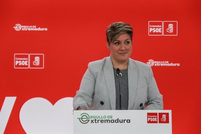 La portavoz del PSOE de Extremadura, Soraya Vega, en rueda de prensa en Mérida