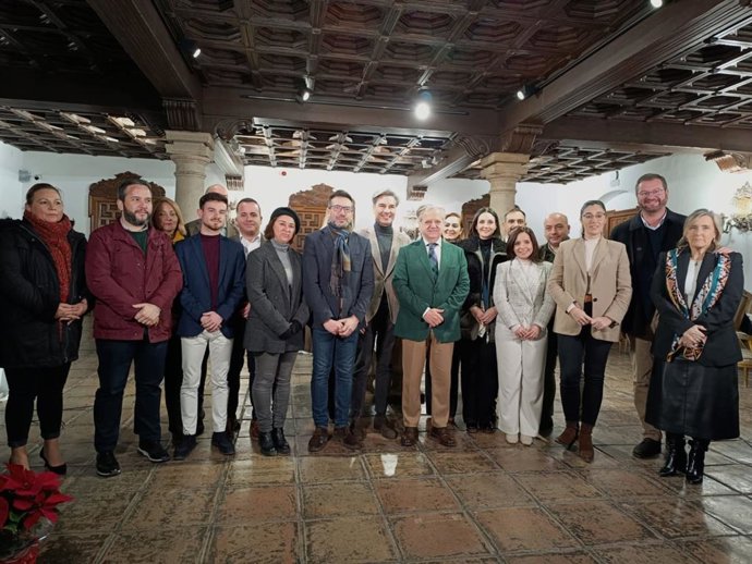 El presidente de la Diputación de Córdoba, Salvador Fuentes (con chaqueta verde), junto a otros miembros de la Corporación provincial en el desayuno navideño con los medios de comunicación.