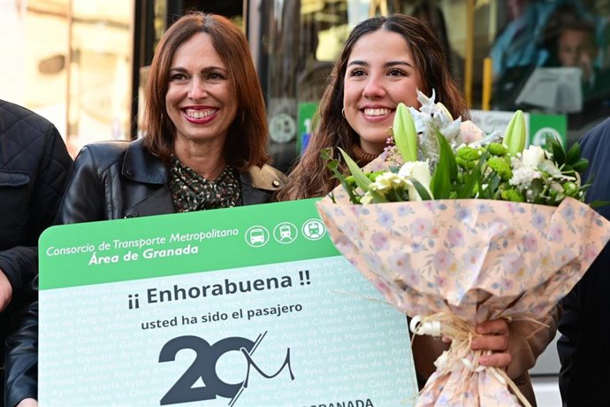 La consejera de Fomento, Articulación del Territorio y Vivienda, Rocío Díaz, con la pasajera 20 millones del Consorcio de Transportes de Granada.