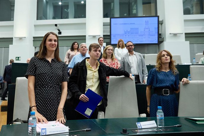 Archivo - (I-D) La portavoz de Más Madrid en el Ayuntamiento, Rita Maestre, el portavoz adjunto de Mas Madrid, Eduardo Fernández Rubiño y la concejala y secretaria del Grupo Municipal Más Madrid, Sara Ladra, durante el Pleno 