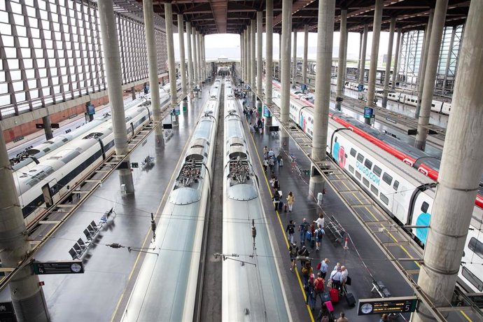 Archivo - Viajeros con maletas en uno de los andenes de la estación Almudena Grandes-Atocha Cercanías, a 28 de abril de 2023, en Madrid