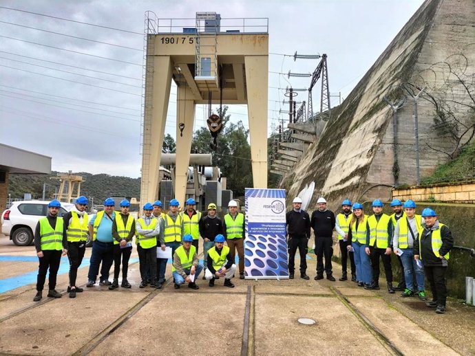 Entrega de diplomas a los alumnos del curso de Mantenimiento Centrales Hidroeléctricas, impulsado por Endesa y Fedeme.
