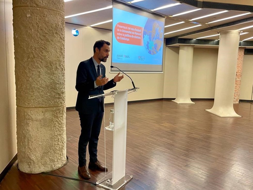 El conseller de Empresa, Roger Torrent, en un encuentro en Barcelona con los presidentes de los clústeres catalanes y representantes del ecosistema.