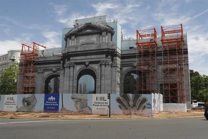 Trabajos de restauración en la Puerta de Alcalá.