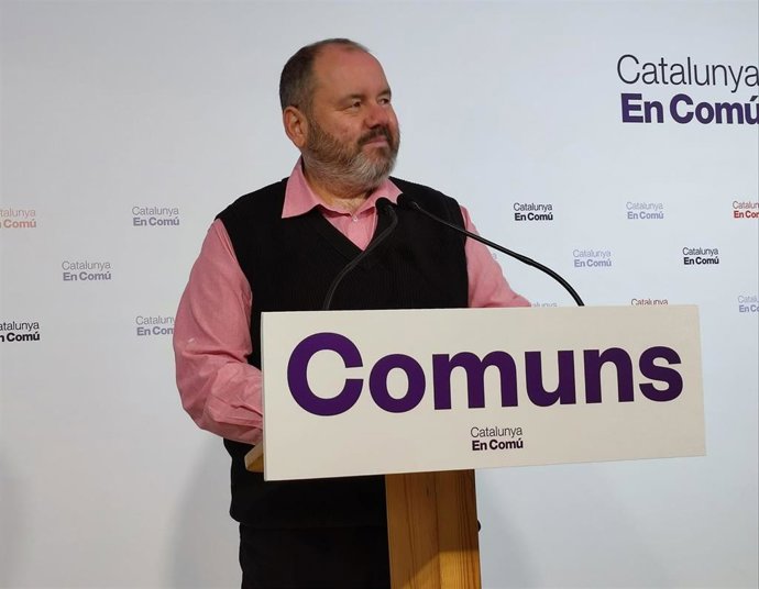 El portavoz de los comuns, Joan Mena, en rueda de prensa