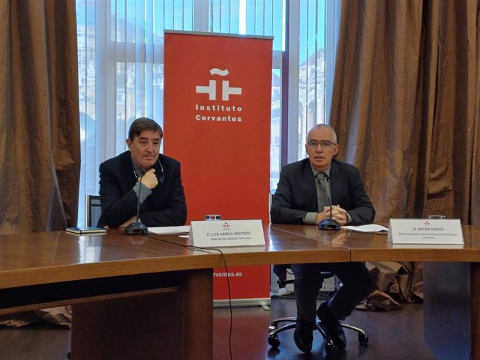 El director del Instituto Cervantes, Luis García Montero (izda), antes de  la Reunión Anual de Directores del Instituto Cervantes, en Gijón, acompañado del director general de Acción Cultural y Normalización Lingüística del Principado.