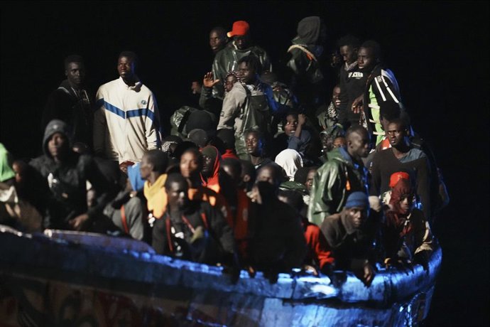 Archivo - Decenas de personas en un cayuco a su llegada al muelle de La Restinga, a 4 de noviembre de 2023, en El Hierro, Islas Canarias (España). 