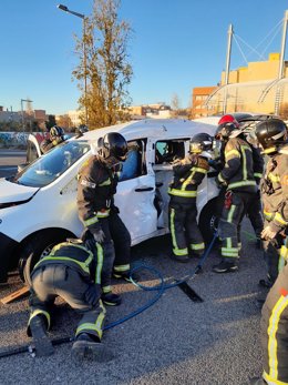 Els bombers alliberen a un conductor ferit després de xocar amb un autobús en l'avinguda Meridiana de Barcelona.