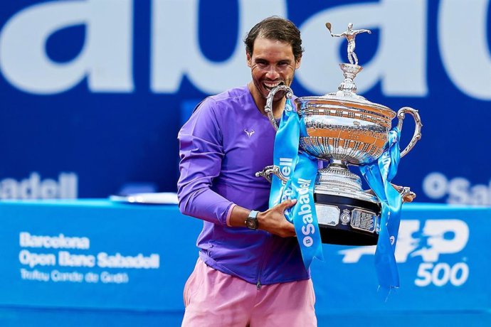 Archivo - Rafa Nadal con el título del Barcelona Open Banc Sabadell 2021