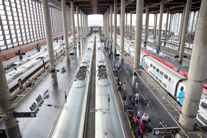 Archivo - Viajeros con maletas en uno de los andenes de la estación Almudena Grandes-Atocha Cercanías, a 28 de abril de 2023, en Madrid