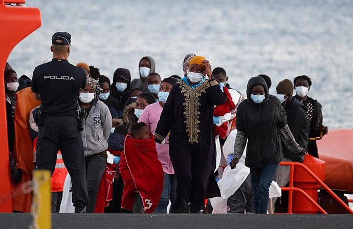Archivo - Migrantes llegan a tierra tras el rescate del buque Salvamar Mizar a una patera de 56 inmigrantes subsaharianos, entre ellos dos bebés y  alguna mujer embarazada, en el Puerto del Rosario, a 17 de junio de 2021, en Fuerteventura, Islas Canarias 