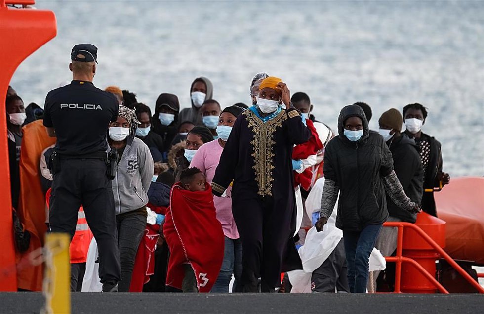 Archivo - Migrantes llegan a tierra tras el rescate del buque Salvamar Mizar a una patera de 56 inmigrantes subsaharianos, entre ellos dos bebés y  alguna mujer embarazada, en el Puerto del Rosario, a 17 de junio de 2021, en Fuerteventura, Islas Canaria
