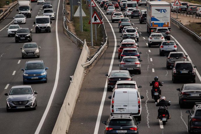 Varios coches circulan por la autovía A3, a 5 de diciembre de 2023, en Madrid (España). 