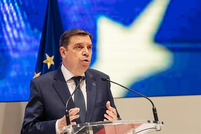 El ministro de Agricultura, Pesca y Alimentación, Luis Planas, ofrece una rueda de prensa previa a la reunión con los consejeros de Pesca de las comunidades autónomas, en la sede del Ministerio, a 18 de diciembre de 2023, en Madrid (España). El objetivo