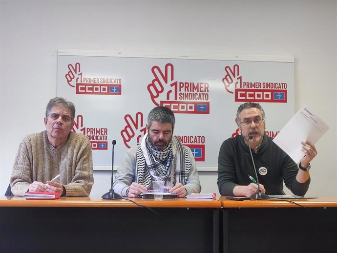 El secretario del sector de la Enseñanza de UGT Asturias, Cristóbal Puente; el secretario general del Sindicato de Enseñanza de CCOO en Asturias, Borja Llorente; y el delegado de Educación de CSIF Asturias, Jorge Caro.