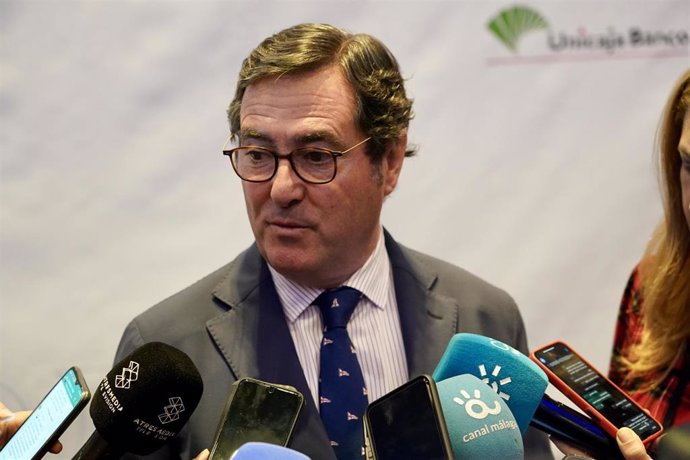 El pesidente de la CEOE, Antonio Garamendi, en declaraciones a la prensa después de su  participación  en el Foro 'Diálogos 120 Aniversario ABC' a 18 de diciembre del 2023 en Málaga (Andalucía, España)