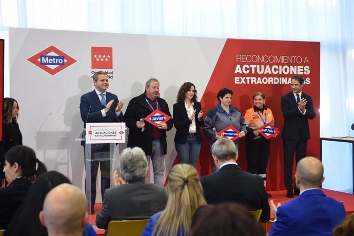 La presidenta de la Comunidad de Madrid, Isabel Díaz Ayuso (3i) y el consejero de Vivienda, Transportes e Infraestructuras de la Comunidad de Madrid, Jorge Rodrigo Domínguez (1i), durante el acto de entrega de los galardones a los Héroes de Metro de Mad