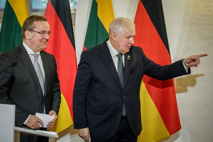 18 December 2023, Lithuania, Vilnius: Boris Pistorius (L), Germany's Defence Minister, and Arvydas Anusauskas (R), Lithuania's Defence Minister, give a press conference after signing the roadmap for the permanent deployment of the Lithuanian brigade. Ph