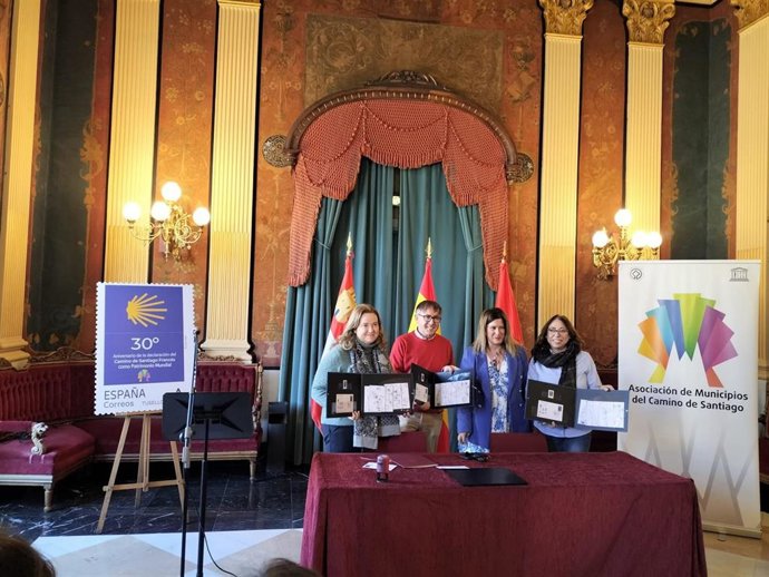 La alcaldesa de Burgos, Cristina Ayala, el presidente de la Asociación de Amigos del Camino de Santiago, Jesús Aguirre, la directora de Filatelia de Correos, Leire Diez, y la diputada provincial de Cultura, Raquel Contreras