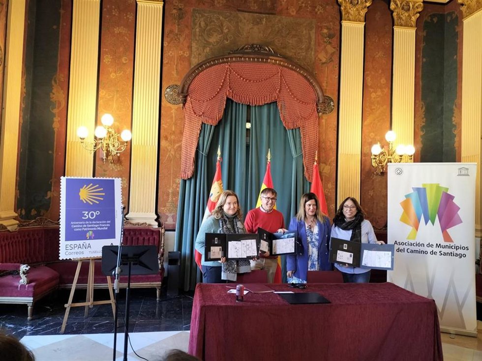 La alcaldesa de Burgos, Cristina Ayala, el presidente de la Asociación de Amigos del Camino de Santiago, Jesús Aguirre, la directora de Filatelia de Correos, Leire Diez, y la diputada provincial de Cultura, Raquel Contreras