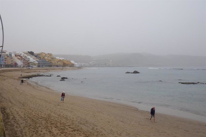 Archivo - La calima visible desde la playa de 'Las Canteras' de Las Palmas de Gran Canaria