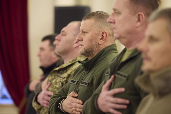 Archivo - October 27, 2023, Kyiv, Kiev Oblast, Ukraine: The Commander-in-Chief of Ukraine Armed Forces ValeriyÂ Zaluzhny, center, stands for the national anthem during a Golden Star Order ceremony for hero families at the Mariinsky Palace, October 27, 202