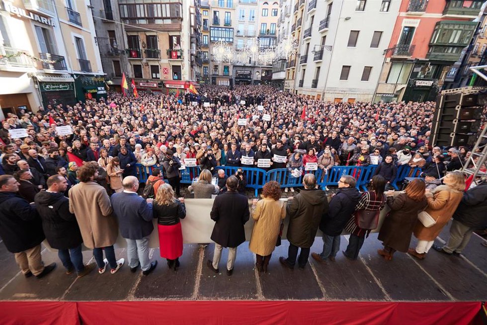 Cientos de personas durante una manifestación contra la moción de censura, a 17 de diciembre de 2023, en Pamplona, Navarra (España). El líder del Partido Popular ha visitado hoy Pamplona para pedir al PSOE que abandone el pacto que ha hecho con Bildu. S