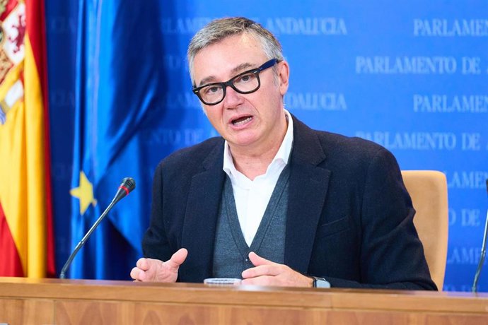 El portavoz del Grupo Parlamentario Vox, Manuel Gavira, durante la ronda de ruedas de prensa de portavoces de los grupos parlamentarios en el Parlamento de Andalucía, a 5 de diciembre de 2023 en Sevilla (Andalucía, España).