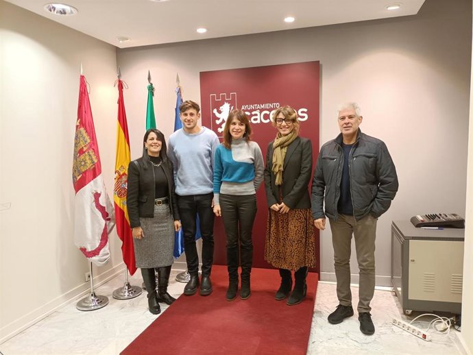 La portavoz del PSOE en el Ayuntamiento de Cáceres, Belén Fernández (en el medio) junto a otros concejales socialistas