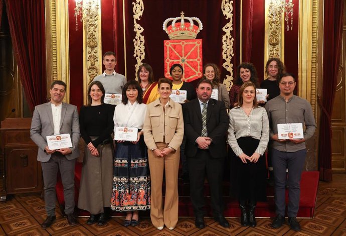La presidenta Chivite, junto a las personas premiadas y otras autoridades.