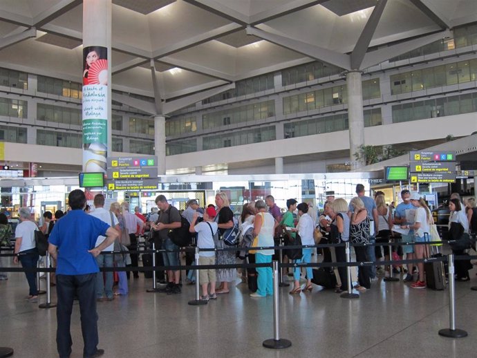 Archivo - Imagen de archivo de turistas en el aeropuerto de Málaga-Costa del Sol.