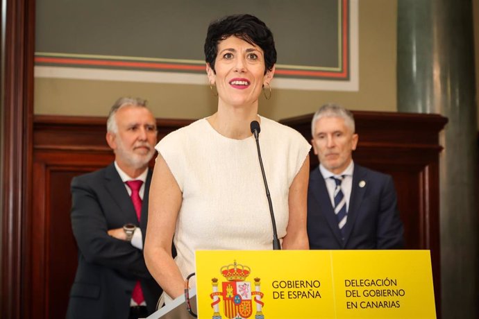 La ministra de Seguridad Social y Migraciones, Elma Saiz, durante una rueda de prensa tras un encuentro, a 15 de diciembre de 2023, en Las Palmas de Gran Canaria, Gran Canaria, Islas Canarias (España). 