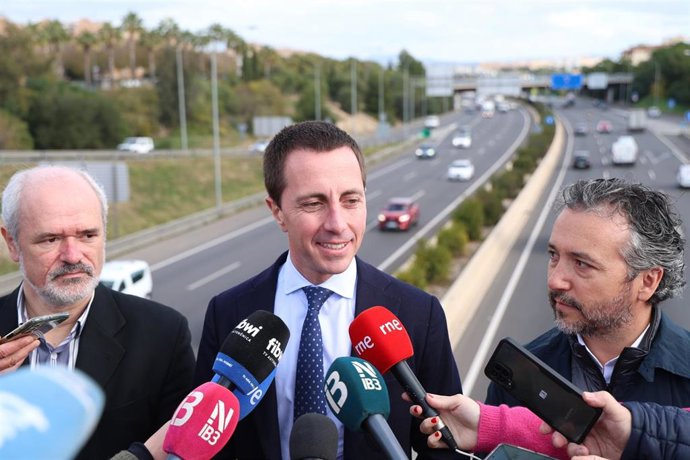 El presidente del Consell de Mallorca, Lloren Galmés, atendiendo a los medios sobre la Vía de Cintura con motivo del aumento de velocidad máxima.